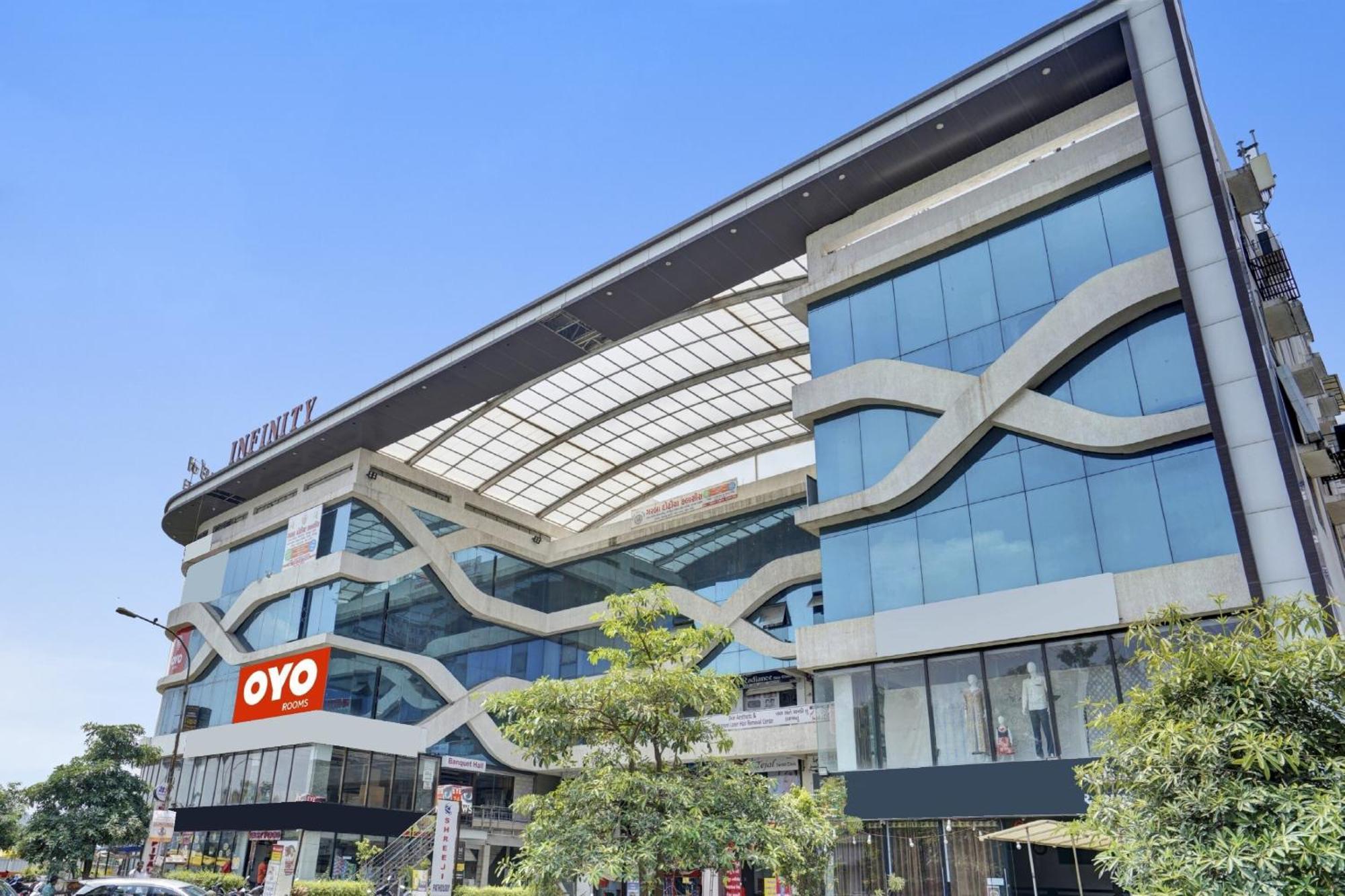 Hotel O Infinity Surat Zewnętrze zdjęcie