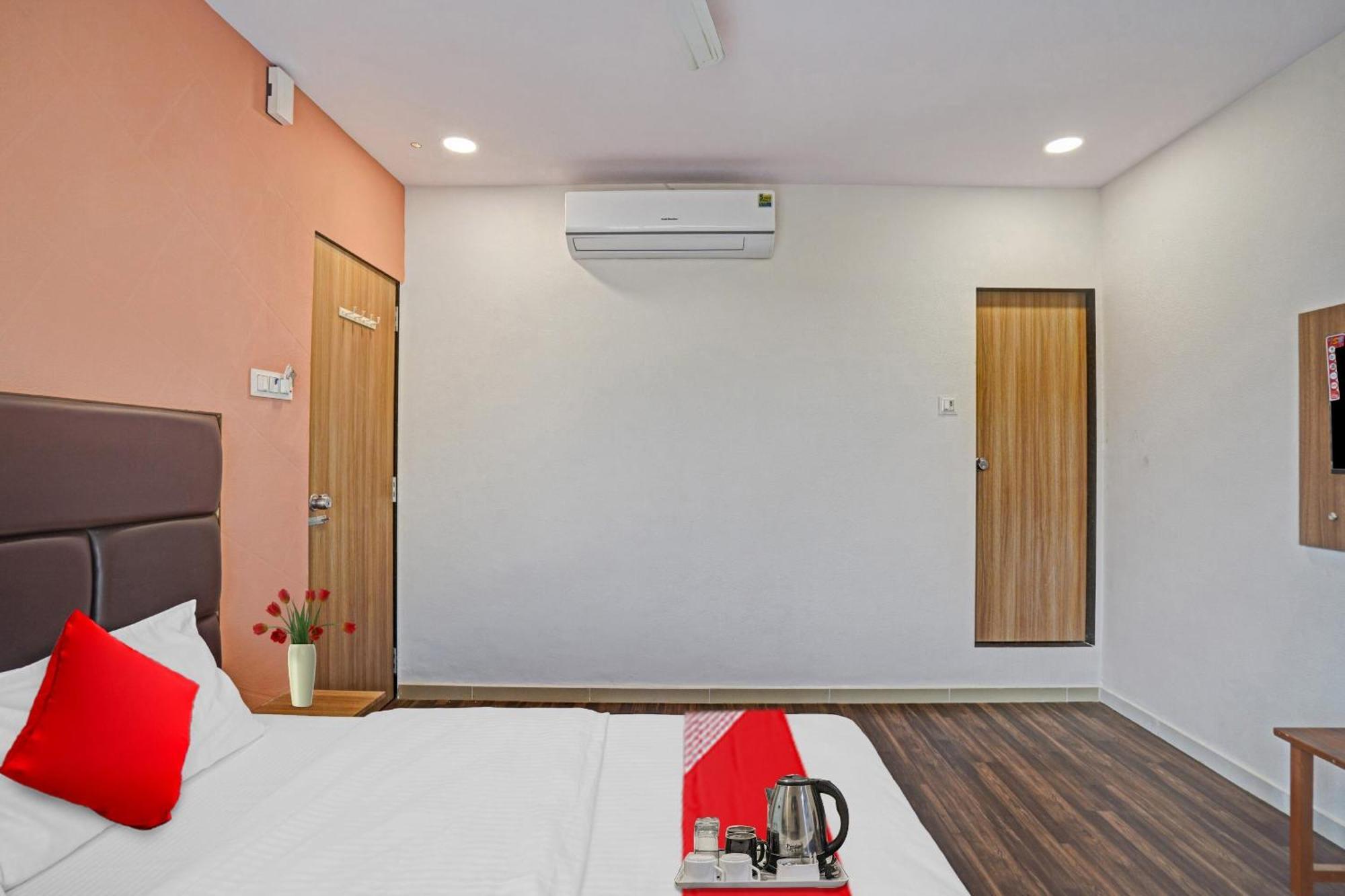 Hotel O Infinity Surat Zewnętrze zdjęcie